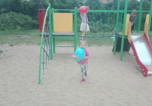 Dziewczynka z balonem w ogrodzie