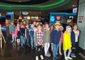 Dzieci z grupy "Biedronki" na holu kina