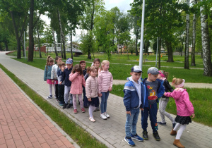 Dzieci z grupy "Biedronek" w drodze z kina do przedszkola