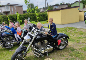 Dzieci siedzące na motocyklach