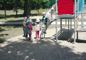 Dzieci na placu zabaw