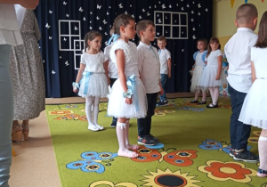 Dzieci ustawione do tańca