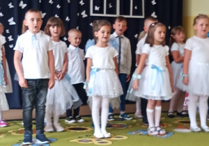 Dzieci podczas występu śpiewają piosenkę