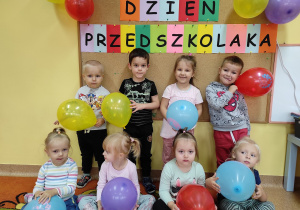 Dzieci na tle dekoracji z balonami