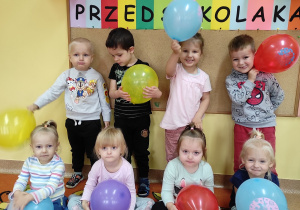 Dzieci na tle dekoracji z balonami