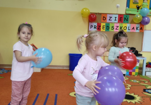 Dzieci podczas zabaw z balonami