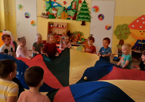 Dzieci podczas zabaw z chustą animacyjną