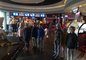 Dzieci przed seansem w kinie
