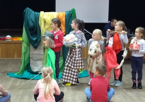 Dzieci biora udział w występie pt. "Czerwony Kapturek"