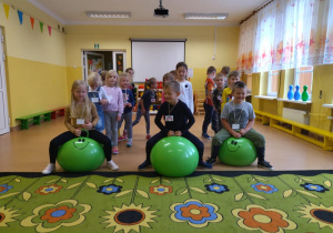 Dzieci biorą udział w konkurencji skacząc na piłkach