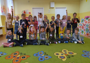 Zdjęcie grupowe z medalami z okazji Dnia Przedszkolaka