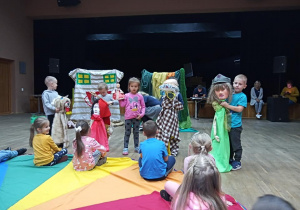 Dzieci biorą udział w zajęciach teatralnych