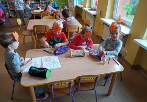 Dzieci kolorują listki na jesienne kolory.