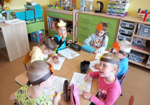 Dzieci kolorują listki na jesienne kolory.