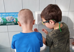 Dzieci z Poziomek myją ręce w łazience