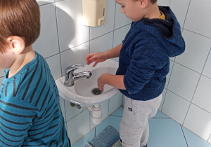 Dzieci z Poziomek myją ręce w łazience