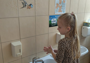 Maja z Biedronek myje ręce w łazience
