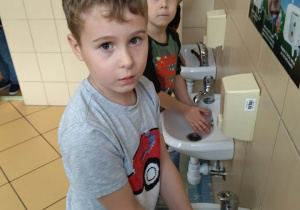 Dzieci z Biedronek myją ręce w łazience