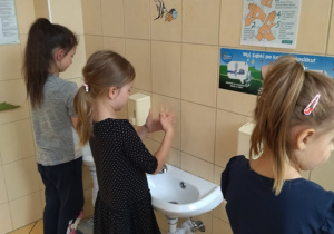 Dzieci z Biedronek myją ręce w łazience