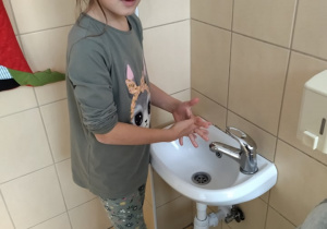 Madzia z Biedronek myje ręce w łazience