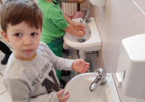 Maluszki podczas mycia rąk w łazience