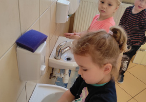 Dzieci z grupy Jagódki podczas mycia rąk w łazience