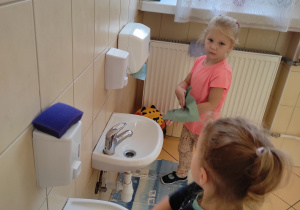 Dzieci z grupy Jagódki podczas mycia rąk w łazience