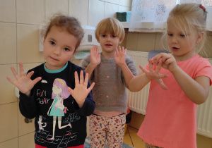 Dziewczynki pokazują umyte ręce