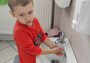 Maluszki podczas mycia rąk w łazience