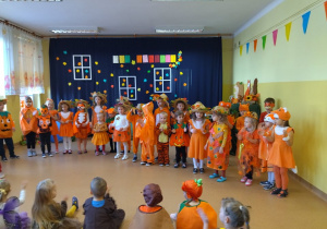 Dzieci z różnych grup ubrane w pomarańczowe stroje, w jesiennych kapeluszach