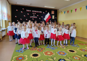Dzieci z całego przedszkola podczas śpiewania hymnu narodowego