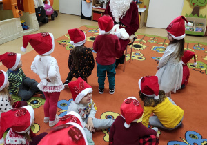 Dzieci z św. Mikołajem
