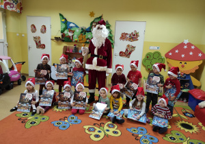 Wszystkie dzieci z św. Mikołajem pozują do zdjęcia