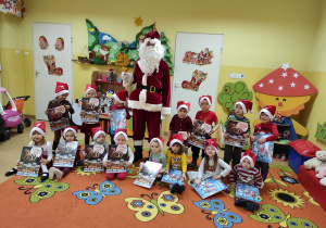 Wszystkie dzieci z św. Mikołajem pozują do zdjęcia