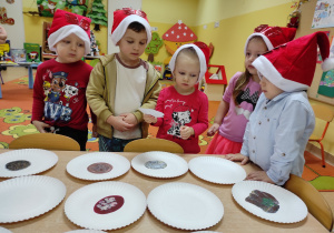 Dzieci poznają potrawy wigilijne