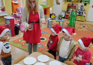 Dzieci poznają potrawy wigilijne