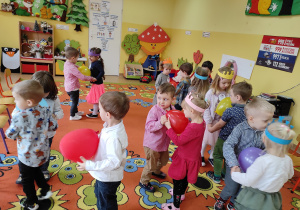 Wszystkie dzieci podczas tańca z balonami