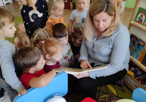 Dzieci słuchają czytanej opowieści