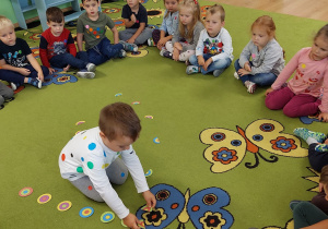 Dzieci podczas zabaw na dywanie