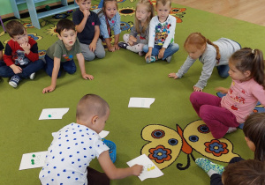 Dzieci podczas zabaw na dywanie
