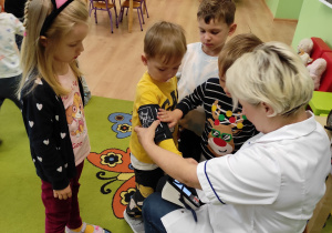 Dzieci podczas oglądania ciśnieniomierza