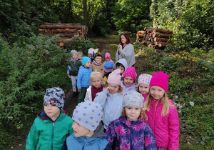 Dzieci podczas spaceru po lesie