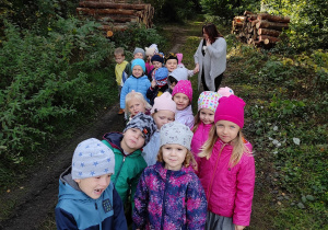 Dzieci podczas spaceru po lesie