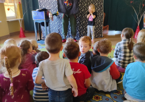 Dzieci podczas oglądania występu iluzjonisty