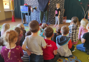 Dzieci podczas oglądania występu iluzjonisty
