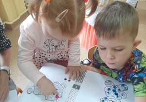 Dzieci malują palcami kropki