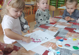 Dzieci malują palcami kropki