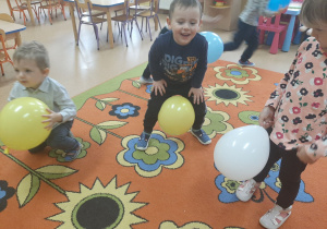 Dzieci podczas zabawy z balonami