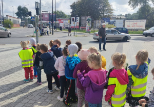 Dzieci przy skrzyżowaniu z sygnalizacją świetlną
