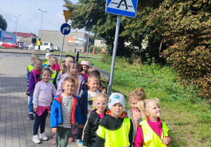 Dzieci przy znaku przejścia dla pieszych